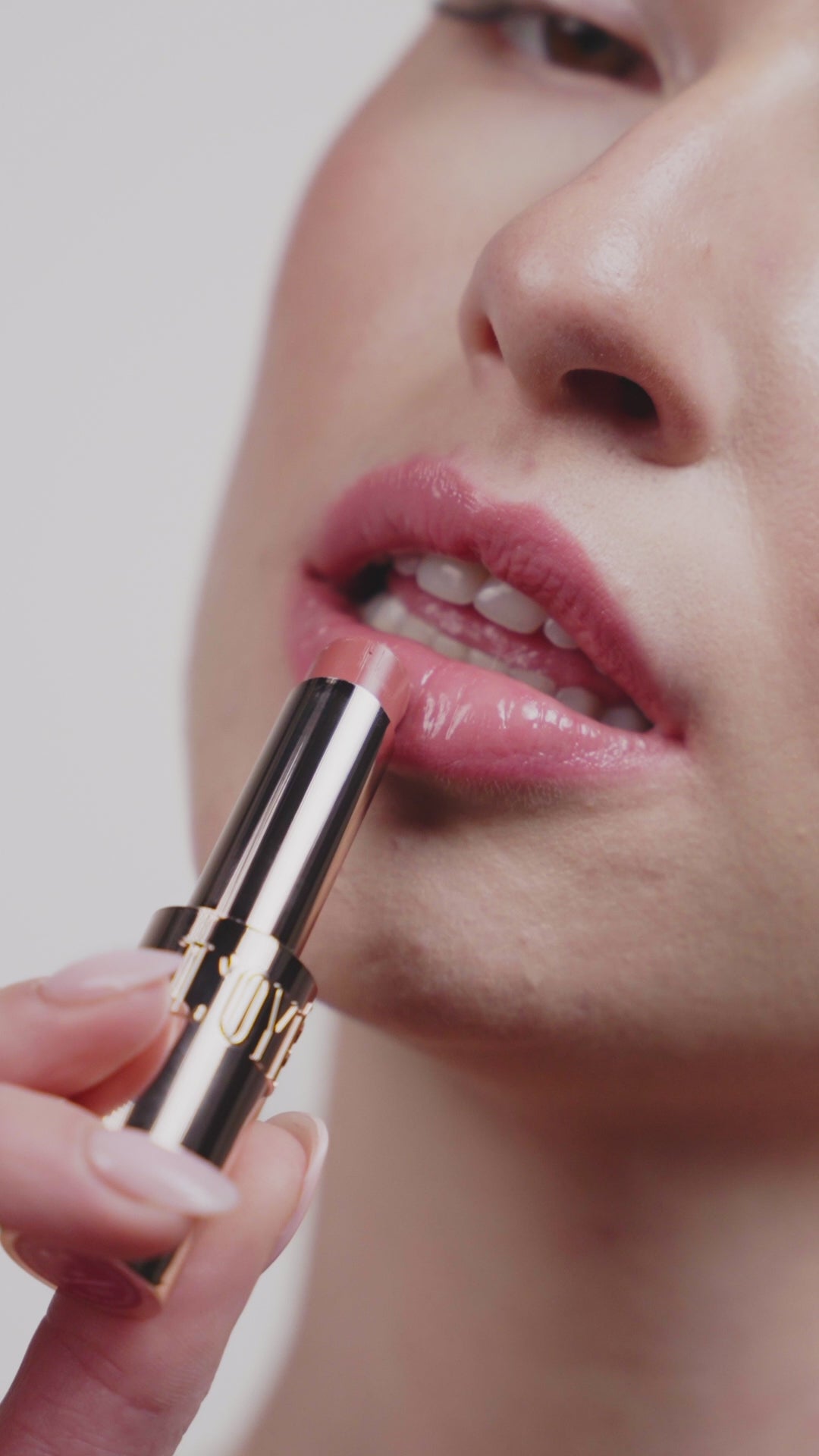 Load video: L'OYÉ Cosmetics Liptease Lipbalm Jo