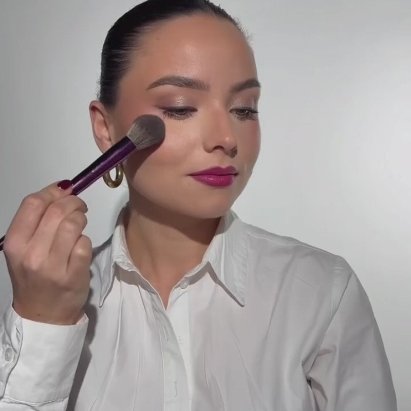 Load video: <div class="metafield-rich_text_field"><p>De Ultimate Brush Set is ontworpen voor iedereen die maximale controle, precisie en resultaat wil bij het aanbrengen van make-up. Deze luxe set bevat 8 hoogwaardige brushes, elk ontwikkeld voor een specifieke techniek en afwerking.<br />
<br />
Professionele make-up wordt niet met één kwast aangebracht. Verschillende producten, texturen en zones van het gezicht vragen om verschillende brushes. Door voor elke stap de juiste tool te gebruiken, bereik je een natuurlijkere blend, meer controle over dekking en een verfijnder eindresultaat.<br />
<br />
Met deze collectie heb je voor iedere stap en ieder effect de perfecte brush in handen.<br />
<br />
</p></div>