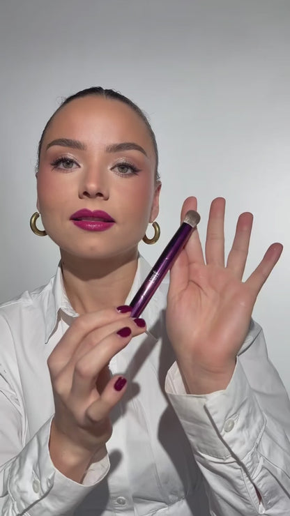 F02 Double Agent van L'OYÉ Cosmetics is een unieke precisie make-upkwast met twee zijden en een zeer dichte borstel, ontworpen voor detailwerk. Ideaal voor concealer en andere dekkende producten. Met zachte buff- en masserende bewegingen camoufleert de kwast onzuiverheden en blendt concealer perfect voor een naadloze, egale finish.