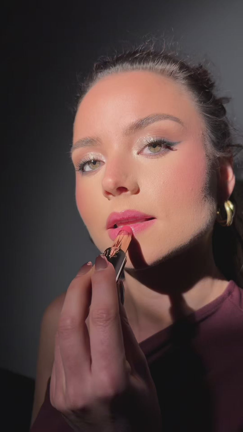 Ontdek Jax, de glossy lipbalm met charisma en flair. Laat je verleiden door een zachtroze tint met een warme ondertoon die je lippen er meteen sexy en fris uit laat zien.