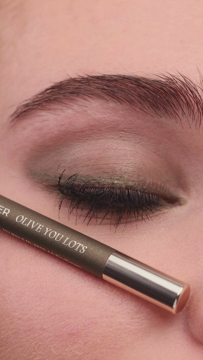Metallic Pick up Liner van L'OYÉ Cosmetics is een waterproof oogpotlood. Dit in de kleur Olive you Lots, bekijk ook de andere 28 kleuren.