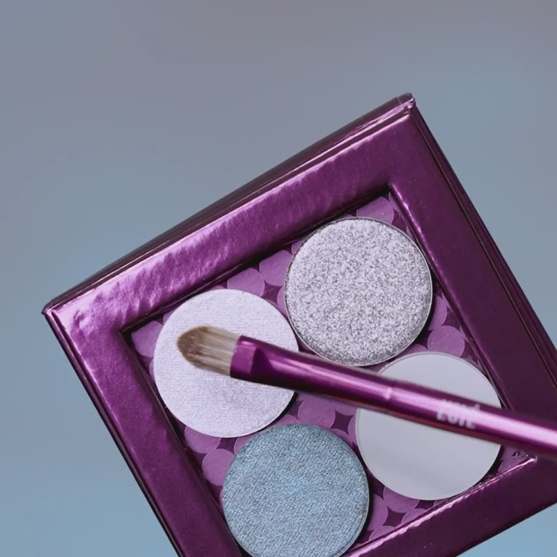 Load video: <div class="metafield-rich_text_field"><p>De <strong>E02 Flat &amp; Flawless Brush</strong> is een compacte, platte Eyeshadow Brush met een afgeronde vorm, speciaal ontworpen om glitters en glanzende Eyeshadows moeiteloos op te pakken en precies aan te brengen. Bouw de intensiteit laag voor laag op en creëer eenvoudig een subtiele glans of een krachtige, intense finish.</p><p>De zachte, soepele synthetische haren geven je maximale controle en zorgen voor een comfortabele, gelijkmatige applicatie.<br />
<br />
</p></div>