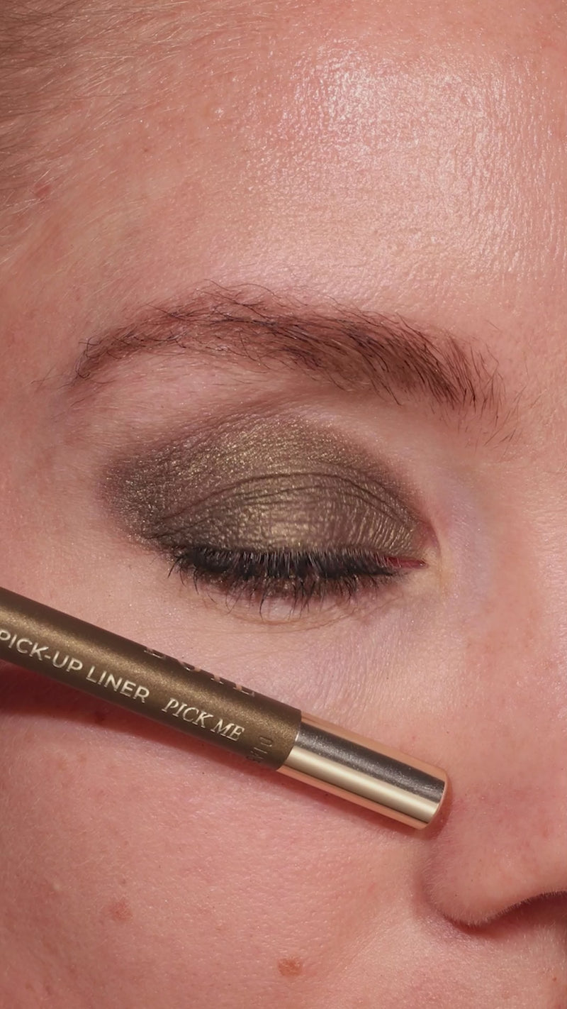 Metallic Pick up Liner van L'OYÉ Cosmetics is een waterproof oogpotlood. Dit in de kleur Pick Me, bekijk ook de andere 28 kleuren.