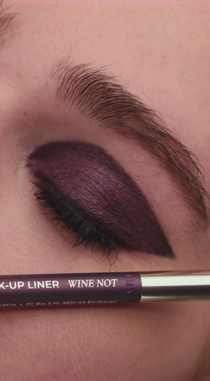 Metallic Pick up Liner van L'OYÉ Cosmetics is een waterproof oogpotlood. Dit in de kleur Wine Not, bekijk ook de andere 28 kleuren.