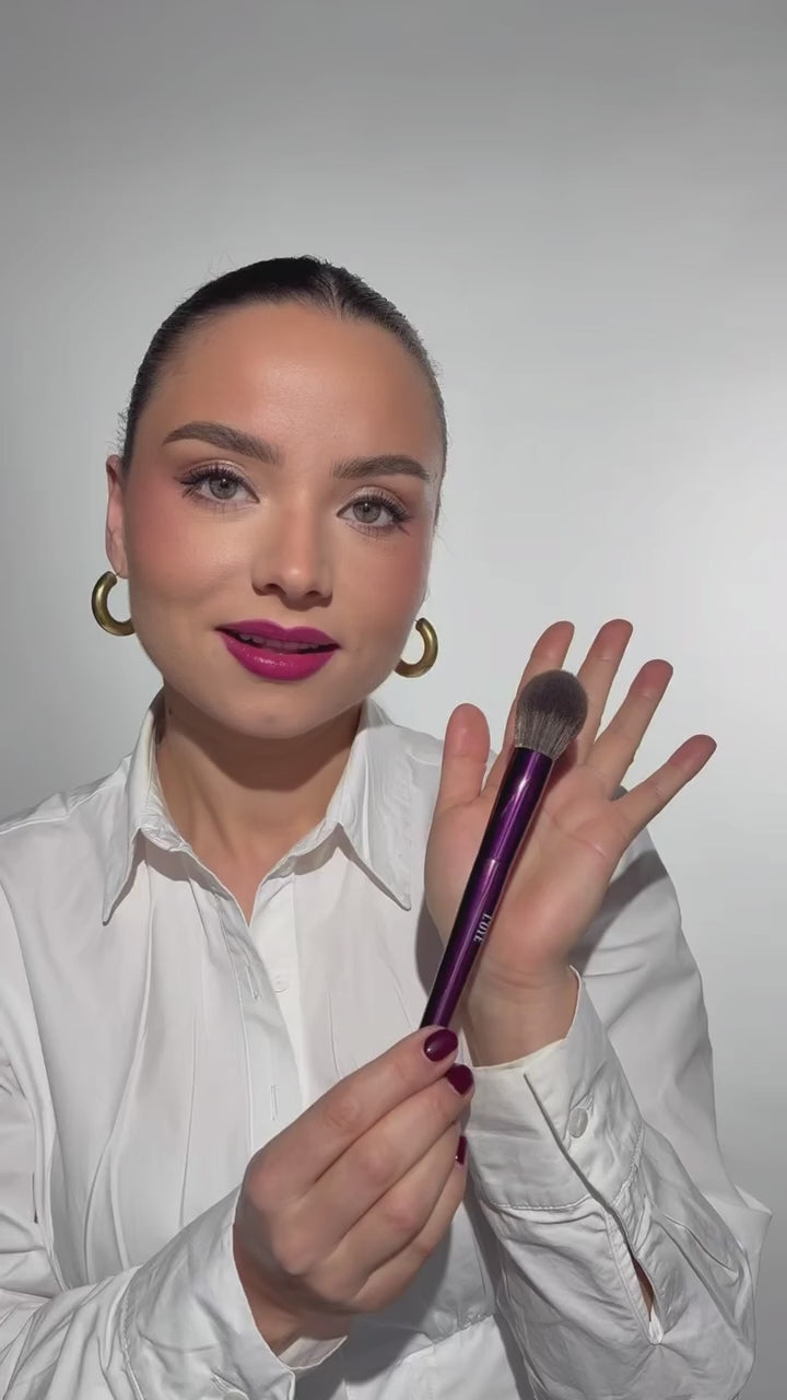 Video laden: F06 Soft Affair van L'OYÉ Cosmetics is een elegante make-upkwast die liftend en precies is gevormd voor de jukbeenderen, met een medium dichtheid en zachte haren in een tapervorm. Ideaal voor het aanbrengen van blush en bronzer. Met zachte sweep- en blendbewegingen op de jukbeenderen wordt kleur subtiel en precies aangebracht, wat zorgt voor een natuurlijke en frisse finish.