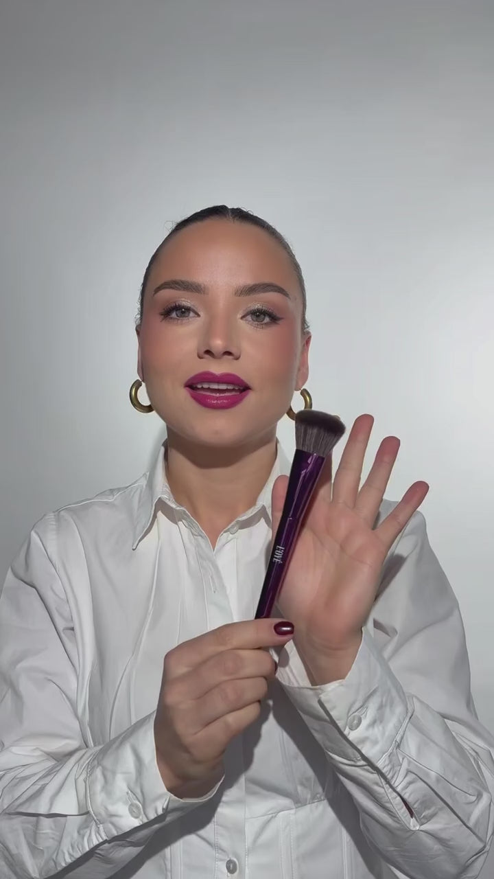 F04 Sculptress van L'OYÉ Cosmetics is een perfect gebalanceerde make-upkwast die zowel zacht als precies werkt, met een medium zachte en dichte borstel. Geschikt voor het aanbrengen van bronzer, contour, blush en highlighter. Met zachte sweep- en blendbewegingen langs de contouren van het gezicht helpt de kwast het gezicht subtiel en natuurlijk te vormen en te definiëren.