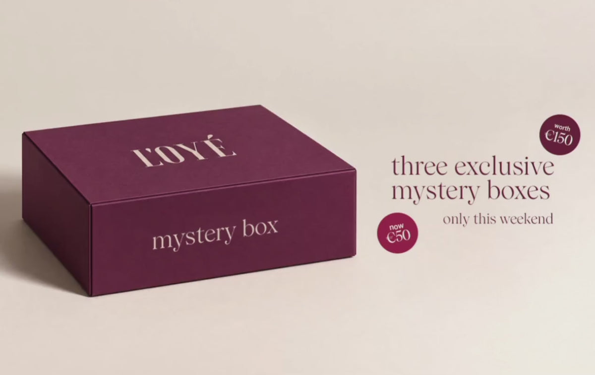 Video laden: <div class="metafield-rich_text_field"><p>De L'OYÉ Mystery Box is made for those who love a little surprise. Ontdek een zorgvuldig samengestelde selectie van items, speciaal voor jou uitgekozen. De exacte inhoud blijft geheim tot het moment dat je de box opent. That’s the beauty of a little mystery.</p></div>