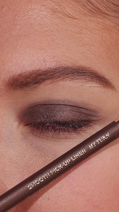 Metallic Pick up Liner van L'OYÉ Cosmetics is een waterproof oogpotlood. Dit in de kleur My Turn, bekijk ook de andere 28 kleuren.