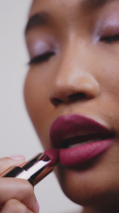 Stellar is een elegante berry mauve pink kleur met een zachte, celestial touch. Verfijnd, modern en effortles chic. De demi-matte soft-focus finish van Ethereal Touch verzacht de kleur op de lippen en zorgt voor een cleane, gecontroleerde look. Dankzij de comfortabele formule blijft de lipstick soepel aanvoelen en mooi in balans.