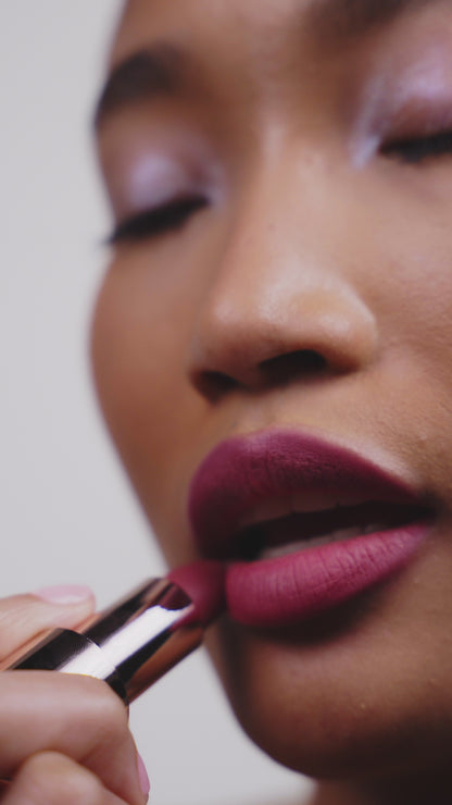 Stellar is een elegante berry mauve pink kleur met een zachte, celestial touch. Verfijnd, modern en effortles chic. De demi-matte soft-focus finish van Ethereal Touch verzacht de kleur op de lippen en zorgt voor een cleane, gecontroleerde look. Dankzij de comfortabele formule blijft de lipstick soepel aanvoelen en mooi in balans.