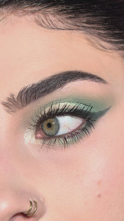 De Backstage Sinners Bundle is jouw go-to palette voor een look die blijft opvallen.