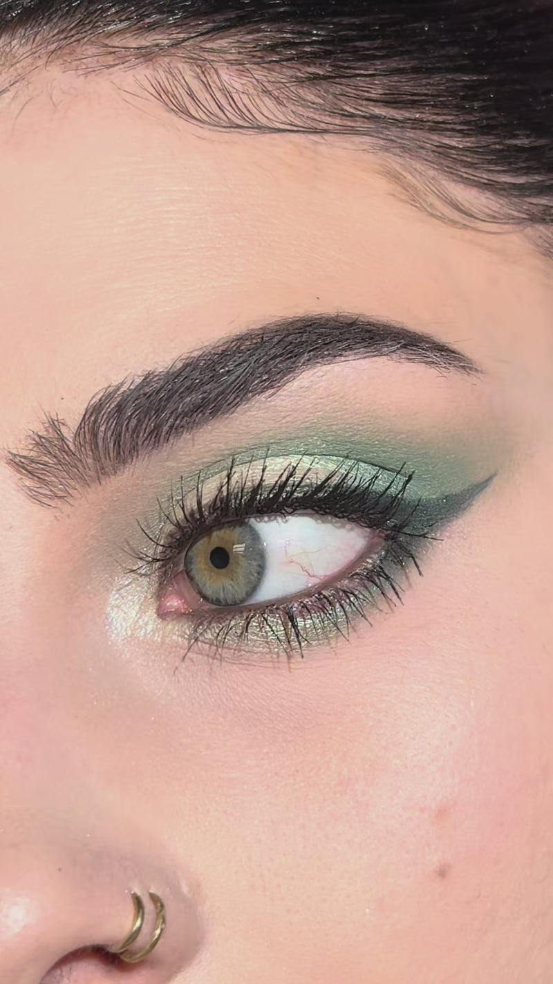 De Backstage Sinners Bundle is jouw go-to palette voor een look die blijft opvallen.