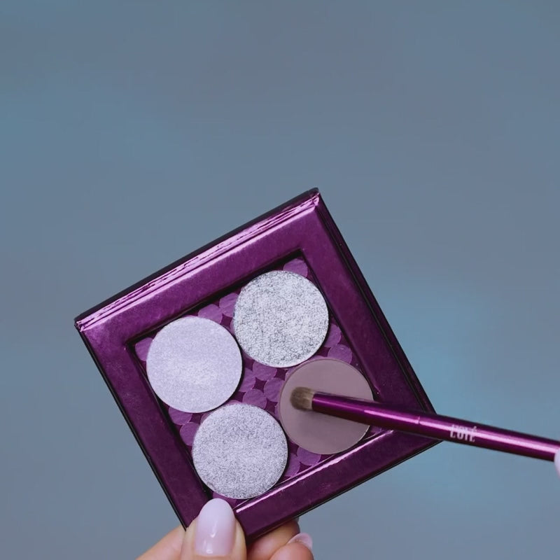 Load video: <div class="metafield-rich_text_field"><p>Van de binnenste ooghoek tot kleine details langs de wimperlijn: de <strong>E05 Smooth Smudge Brush</strong> is gemaakt voor precisiewerk. Deze ronde, fijne Eyeshadow Brush is perfect voor make-upliefhebbers én professionals die volledige controle over hun Eyeshadow look willen. De compacte vorm geeft je optimale controle, zodat je gericht kleur kunt aanbrengen op plekken waar precisie belangrijk is.</p><p>De zachte, soepele synthetische haren geven je maximale controle en zorgen voor een comfortabele, gelijkmatige applicatie. Geschikt voor zowel poeder- als vloeibare make-up.<br />
<br />
<br />
<br />
<br />
</p></div>