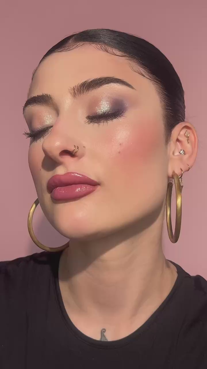 De verfijnde oogschaduw set Lavender Aura Silk van L'OYÉ Cosmetics combineert koele lavender- en paarstinten. Met Crave Hybrid Lip Polish is dit méér dan een geschenk alleen.