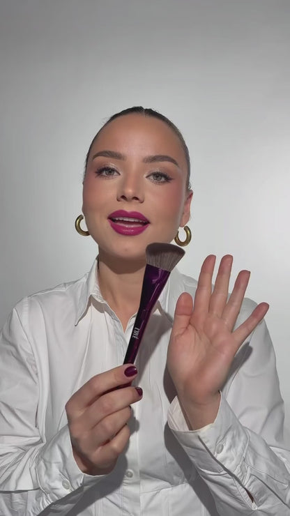 F07 Cheek Code van L'OYÉ Cosmetics is  een precisie make-upkwast met krachtige controle en een medium-dichte borstel met stevige haren voor optimale precisie. Ideaal voor het aanbrengen van bronzer, blush en contourproducten. Met gerichte sweep- en sculptbewegingen langs de jukbeenderen en contouren van het gezicht definieert en vormt de kwast het gezicht met meer dekking en nauwkeurigheid.