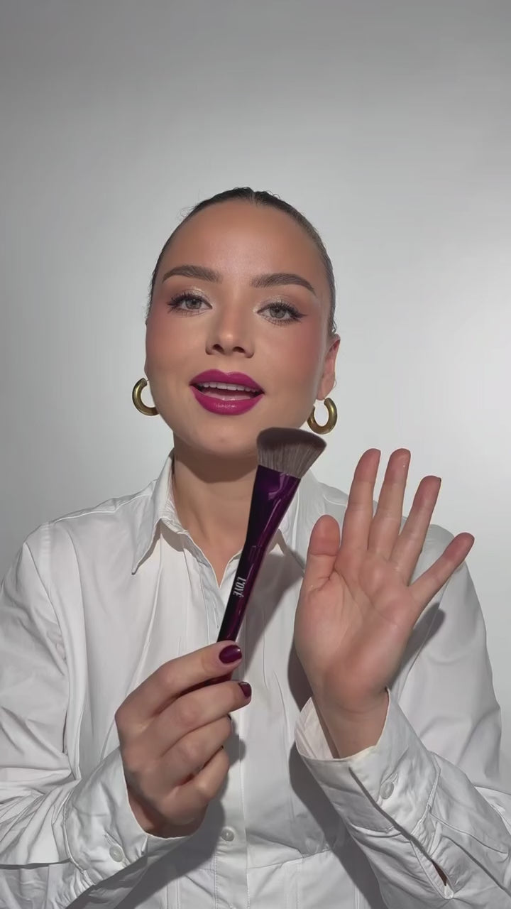 Video laden: F07 Cheek Code van L'OYÉ Cosmetics is  een precisie make-upkwast met krachtige controle en een medium-dichte borstel met stevige haren voor optimale precisie. Ideaal voor het aanbrengen van bronzer, blush en contourproducten. Met gerichte sweep- en sculptbewegingen langs de jukbeenderen en contouren van het gezicht definieert en vormt de kwast het gezicht met meer dekking en nauwkeurigheid.