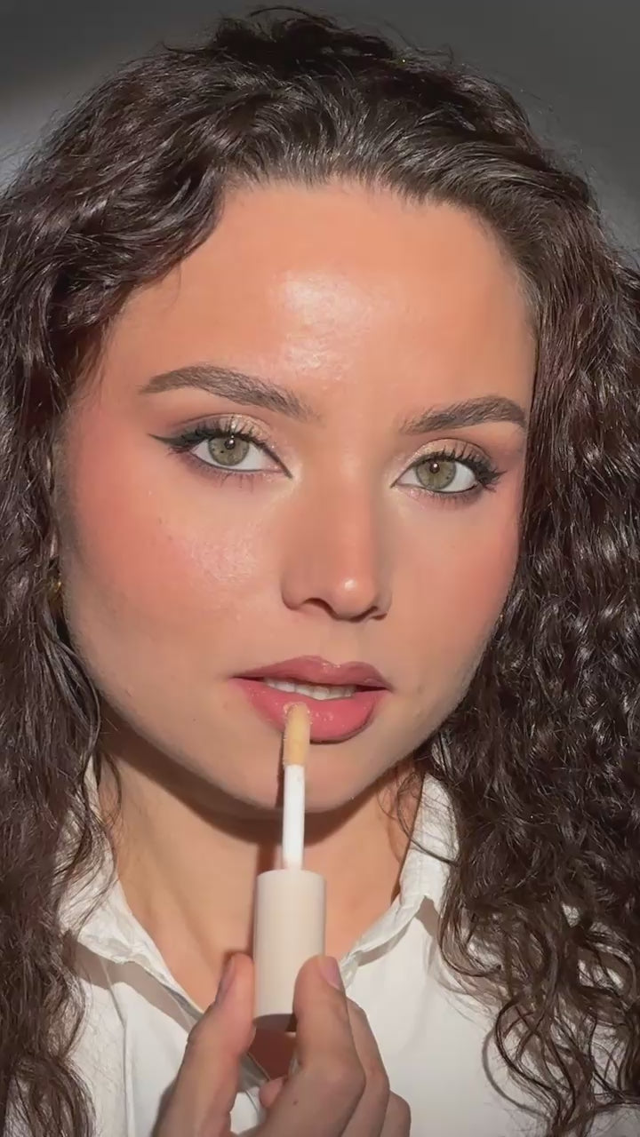 Video laden: Door Stellar Drip Gloss over lipstick aan te brengen, krijgt elke kleur extra diepte en een luxe glossy finish. In combinatie met een lipliner ontstaat een gedefinieerde, vollere liplook met maximale shine.