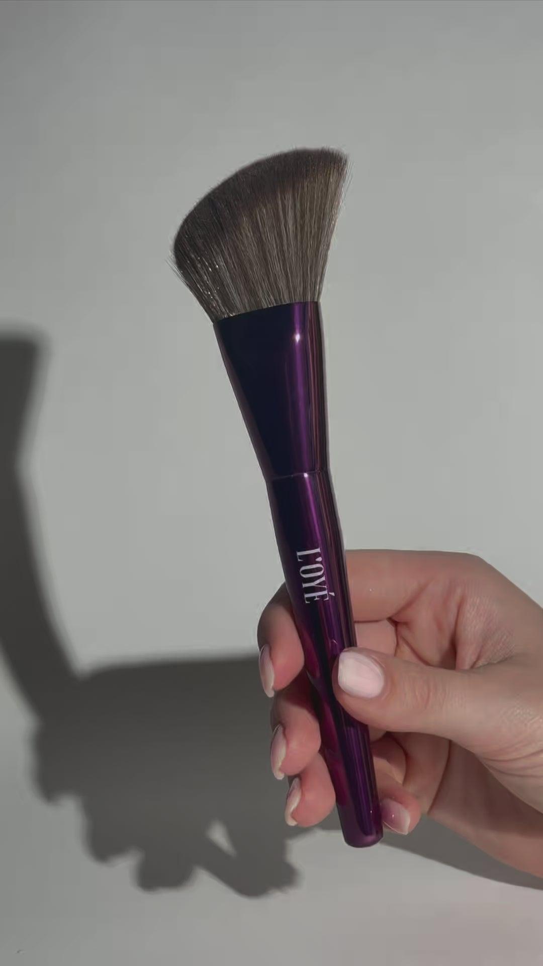 Video laden: L'OYÉ Cosmetics F05 Glowmate - Bronzer Brush