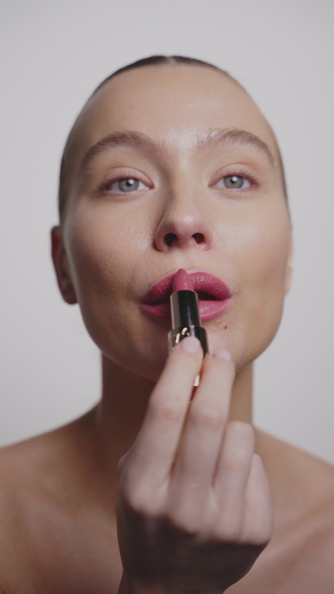 Video laden: L'OYÉ Cosmetics Dewy Dream Lipstick Chaser