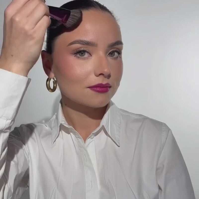 Load video: <div class="metafield-rich_text_field"><p>Deze zachte bronzerkwast is perfect voor het aanbrengen en vervagen van bronzer op het gezicht én lichaam. De lange, zachte haren met een lichte tot medium dichtheid verdelen het product luchtig en gelijkmatig voor een natuurlijke, diffused sunkissed finish.</p></div>