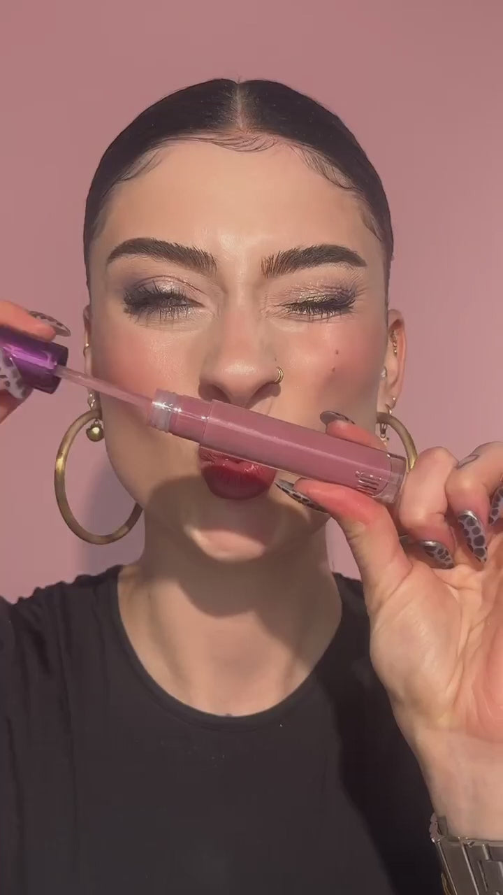 Crave Hybrid Lip Polish Rose Temptation smelt direct op de lippen en combineert verzorging, glans en kleur in één. De formule voelt licht en comfortabel aan, geeft een spiegelende finish en laat de lippen zichtbaar voller ogen. Draag ‘m solo voor een frisse, juicy look of over je favoriete lipstick of balm voor extra dimensie en shine.