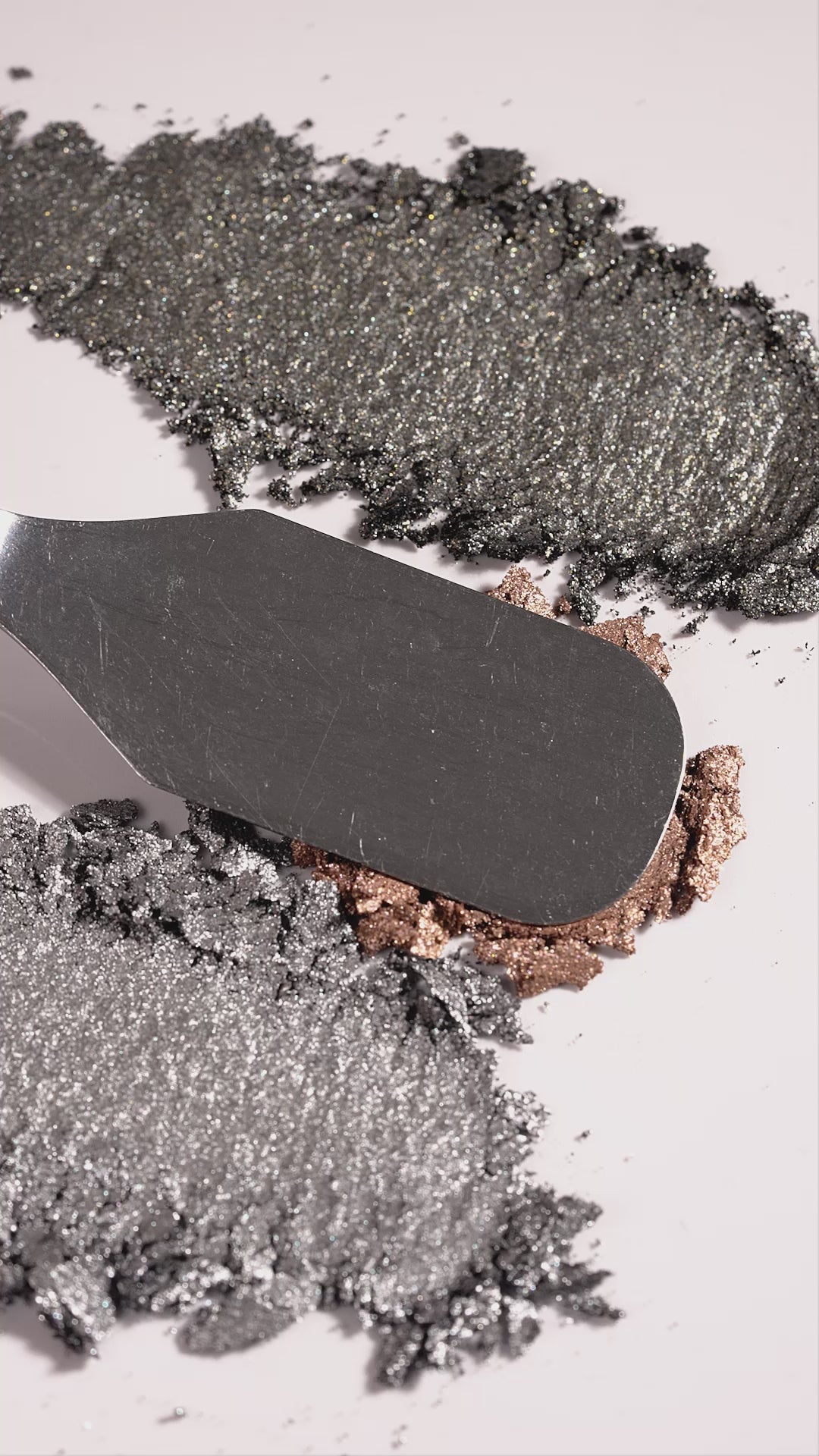 Video laden: <div class="metafield-rich_text_field"><p>Satin Eyeshadow geeft je oogleden een verfijnde satijnglans die het licht zacht vangt en je kleur meer dimensie geeft. De zijdezachte textuur glijdt gemakkelijk over het ooglid, geeft rijk kleur af en laat zich soepel blenden en opbouwen voor precies de intensiteit die jij mooi vindt. </p></div>