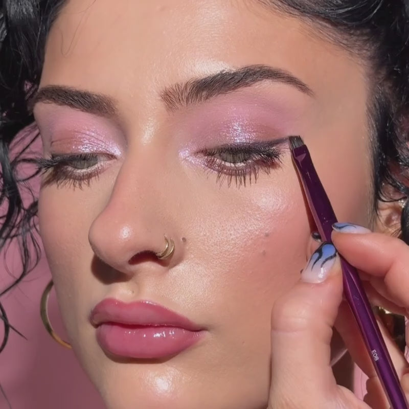 Load video: <div class="metafield-rich_text_field"><p>Van het invullen en definiëren van je brows tot een scherpe eyeliner: met de <strong>E08 Angled Line Pro Brush</strong> werk je moeiteloos nauwkeurig. De korte, schuine vorm geeft je controle over iedere lijn en maakt deze brush een echte essential voor precisiewerk.</p><p>De zachte, soepele synthetische haren geven je maximale controle en zorgen voor een comfortabele, gelijkmatige applicatie.</p></div>