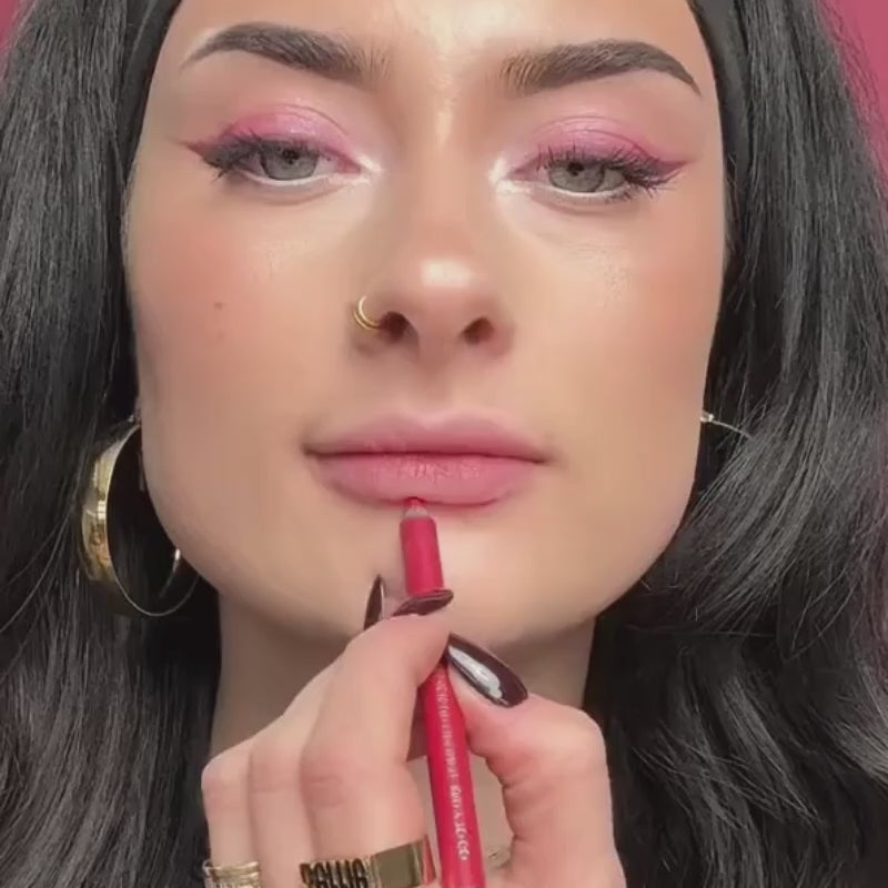Load video: <div class="metafield-rich_text_field"><p>Trek een strakke lijn langs je lipcontour of kleur je lippen volledig in voor een matte, longwear look. Je hebt 30 seconden playtime om de kleur te blenden voordat deze zich fixeert in een vaste finish die de hele dag blijft zitten.</p><p>Draag de Pick-up Lipliner solo als volledige lipkleur voor een intense matte finish, of gebruik hem onder je favoriete lipstick voor extra intensiteit.</p></div>