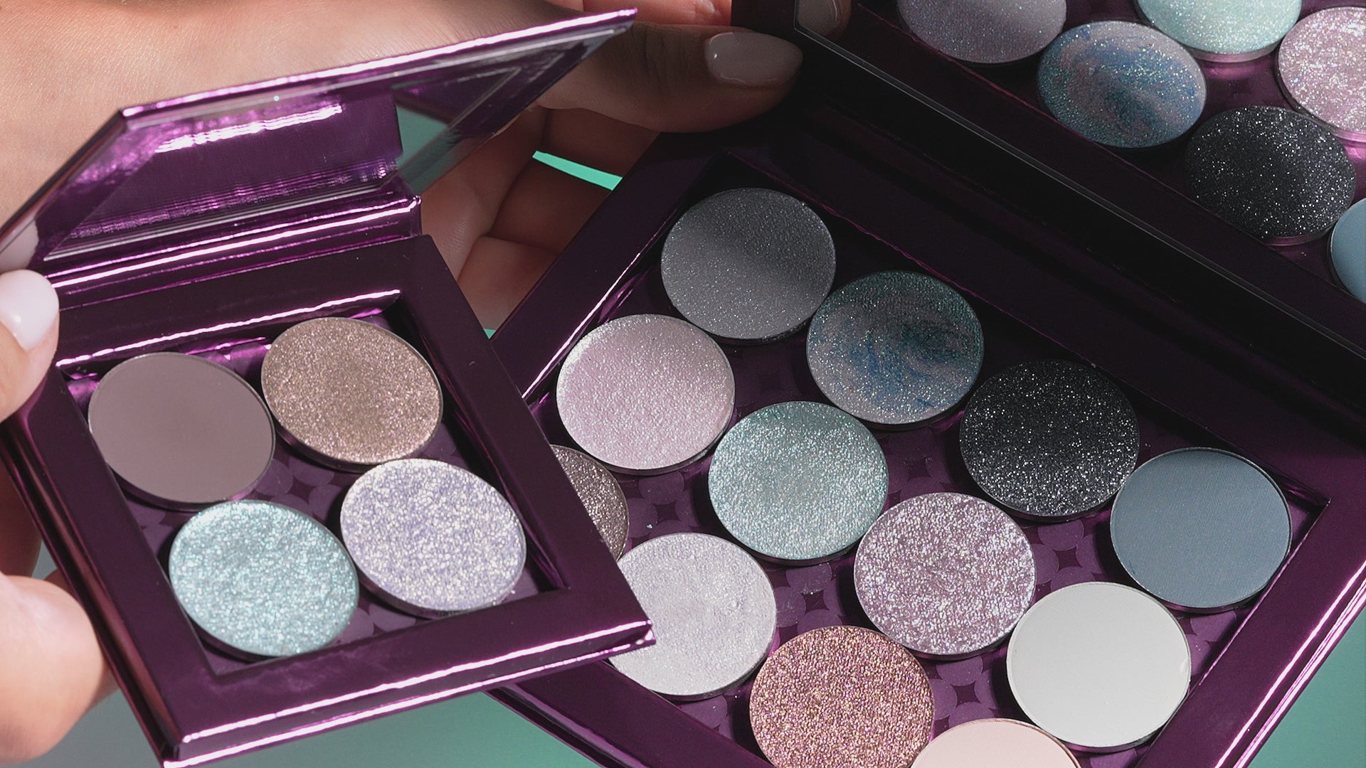 Video laden: <div class="metafield-rich_text_field"><p>Geef je looks nog meer kleur, reflectie en dimensie met onze favoriete <strong>Play Liquid Eyeshadows</strong> voor deze Teal Reflections looks.</p><p><strong>Bluff</strong> voor een icy aqua glow met shifts van turquoise, mint en lilac-pink en <strong>Tease</strong> voor een intense chrome aqua-teal reflectie met flashes van zacht goud en zilver. Deze shades sluiten prachtig aan bij <strong>Quiet Haze, Chrome Glacier en Gentle Current</strong>  maar hoe je ze draagt, bepaal je zelf. Layer ze over je favoriete Pressed Eyeshadow,<br />
wissel ze tussen de looks of probeer een combinatie die je nog niet eerder hebt<br />
gedragen.</p><p><strong>Two Liquid Plays. Three looks. Endless ways to glow.</strong></p></div>