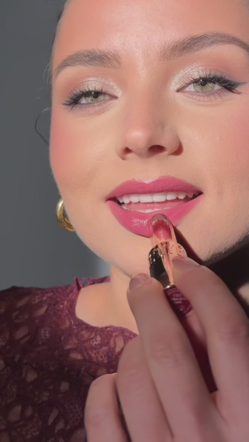 Ontdek Jake, de glossy lipbalm met een klassieke, zelfverzekerde uitstraling. Een rijke roodtint met een bruine basis die warm, chic en classy oogt. 