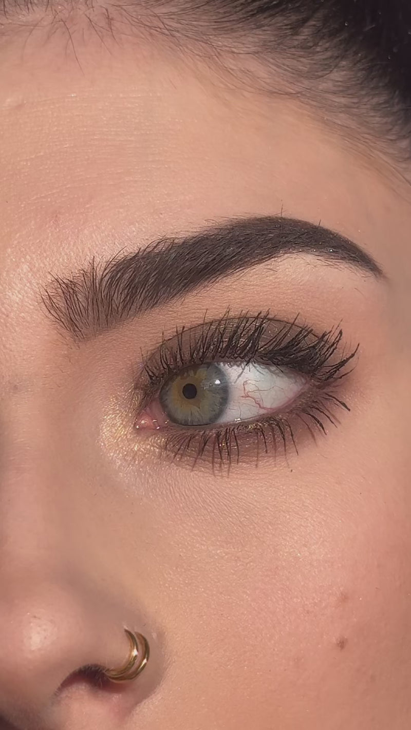 De Pressed Eyeshadow Set - Golden Olive Muse van L'OYÉ Cosmetics is een zorgvuldig samengestelde set van zachte neutrals verrijkt met diepe, gouden olive tinten. Méér dan een geschenk alleen.