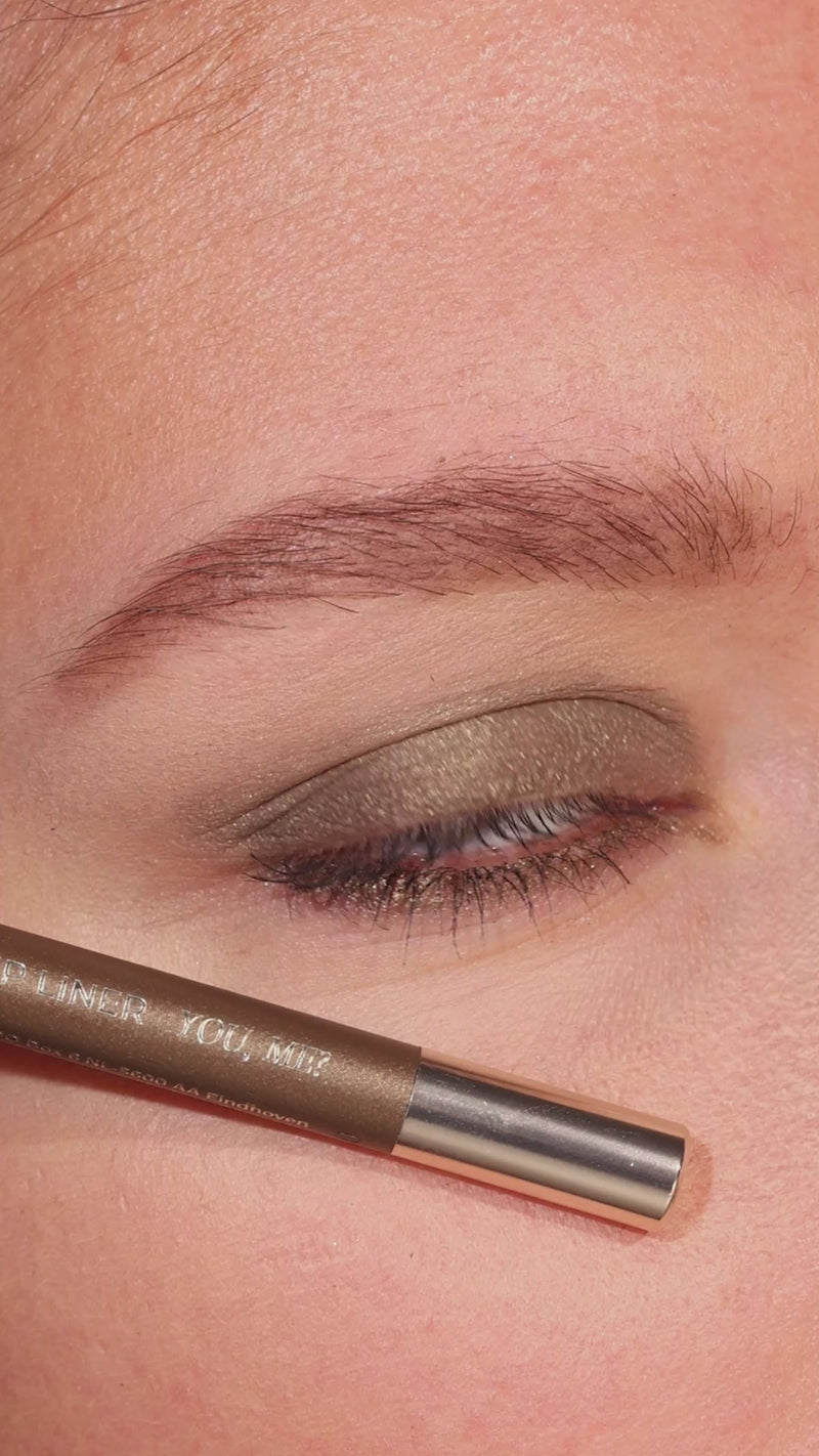 Metallic Pick up Liner van L'OYÉ Cosmetics is een waterproof oogpotlood. Dit in de kleur You, Me?, bekijk ook de andere 28 kleuren.