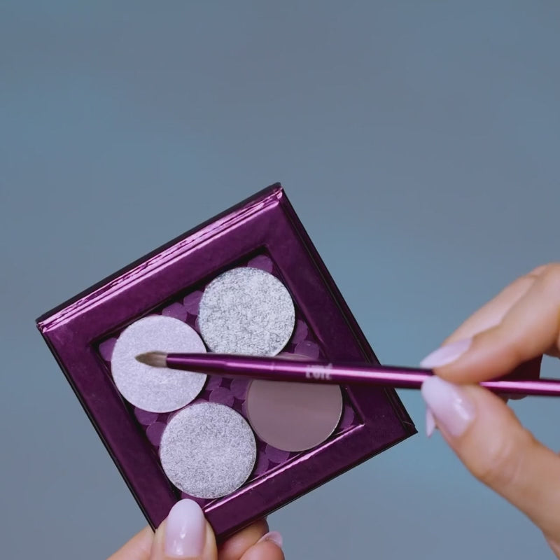 Load video: <div class="metafield-rich_text_field"><p>Gebruik de <strong>E07 On Point Precision Brush</strong> voor gecontroleerd precisiewerk: van het verdiepen van de ooghoek tot het verzachten van eyeliner. Dankzij de puntige vorm kun je heel gericht werken en eenvoudig extra definitie toevoegen aan je ooglook.<br />
<br />
Een veelzijdige brush voor iedereen die graag werkt met scherpe details én zachte overgangen.</p><p>De zachte, soepele synthetische haren geven je maximale controle en zorgen voor een comfortabele, gelijkmatige applicatie.</p></div>