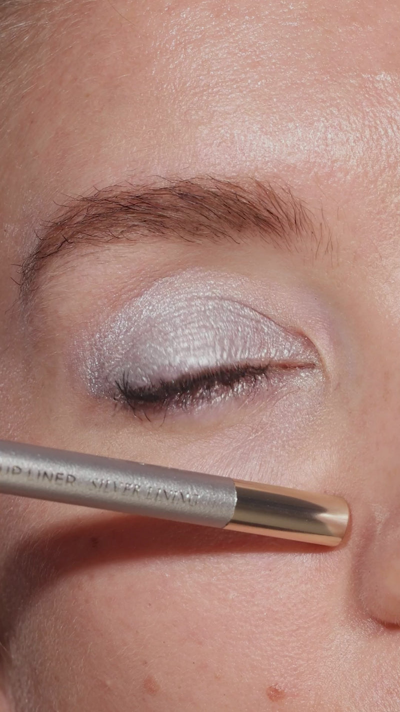 Metallic Pick up Liner van L'OYÉ Cosmetics is een waterproof oogpotlood. Dit in de kleur Silver Lining, bekijk ook de andere 28 kleuren.