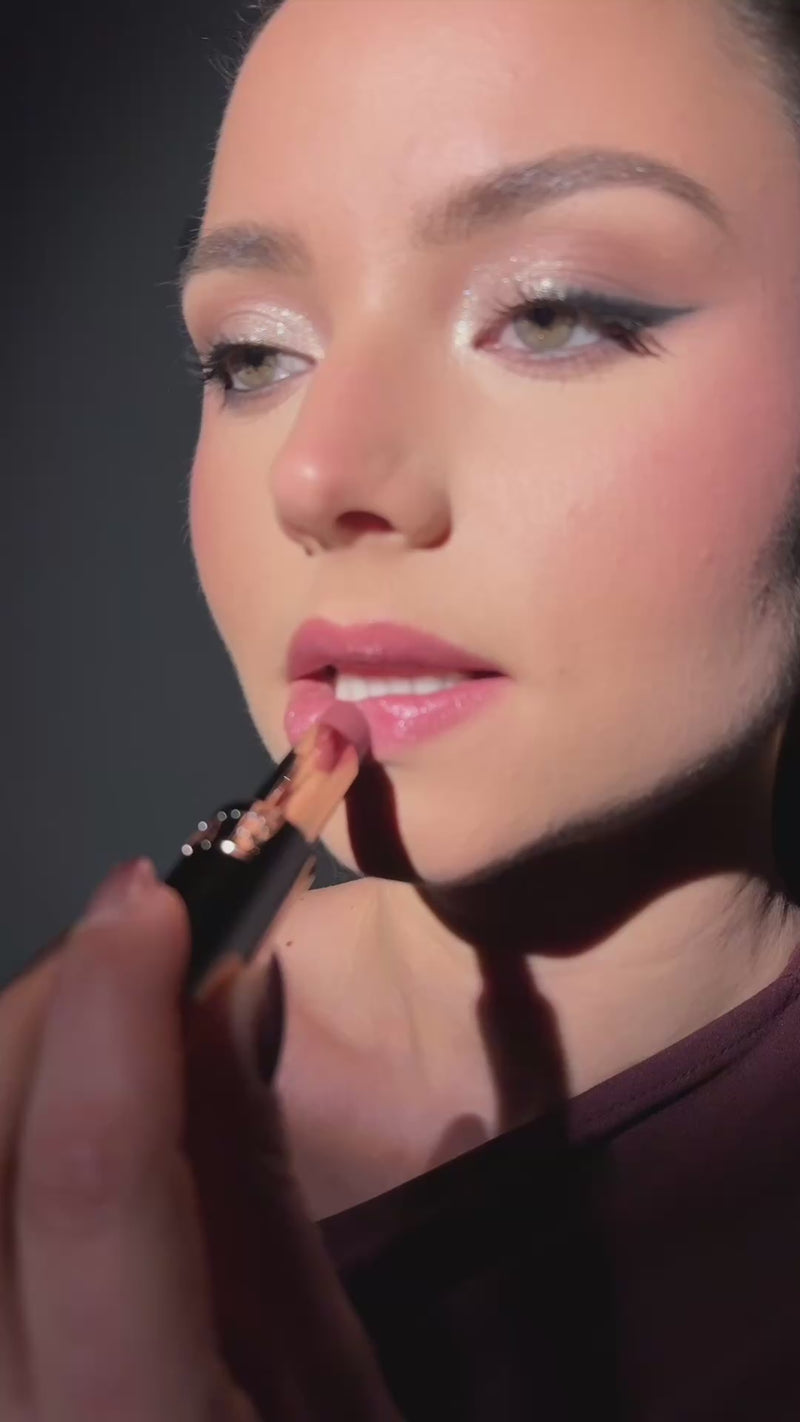 Ontdek Max, de glossy lipbalm met stijl en zelfvertrouwen. Laat je verleiden door de zachte Berry Nude tint die subtiel diepte geeft aan jouw lippen. Fris en heerlijk draagbaar. 