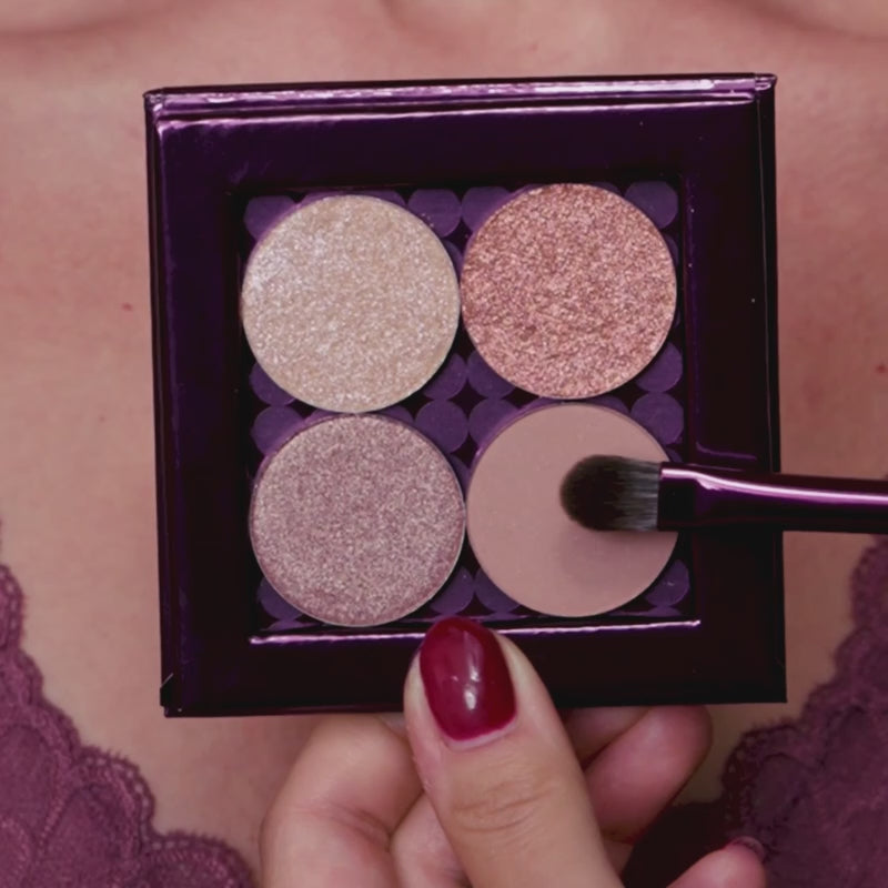 Load video: <div class="metafield-rich_text_field"><p>De <strong>E03 Shade Master Pro Brush</strong> is jouw go-to brush voor matte Eyeshadow. Of je nu één kleur egaal over het ooglid wilt aanbrengen of meerdere tinten wilt opbouwen: deze brush zorgt voor een smooth en professioneel resultaat.<br />
<br />
<br />
De zachte, soepele synthetische haren geven je maximale controle en zorgen voor een comfortabele, gelijkmatige applicatie.<br />
<br />
</p></div>