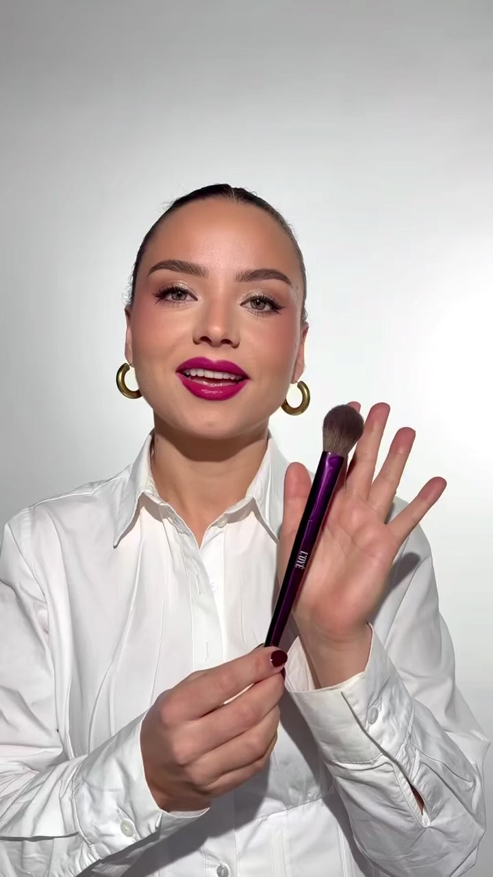 Video laden: F08 Beam Babe van L'OYÉ Cosmetics is een lichte en uiterst verfijnde make-upkwast met een lichte dichtheid en lange, dunne haren, ontworpen voor een subtiele dekking. Ideaal voor het aanbrengen van highlighter, setting powder en een lichte blush of contour. De kwast werkt het beste met lichte sweeping-, rollende- en tappingbewegingen, waardoor product natuurlijk en precies wordt aangebracht en een verfijnde glow ontstaat.