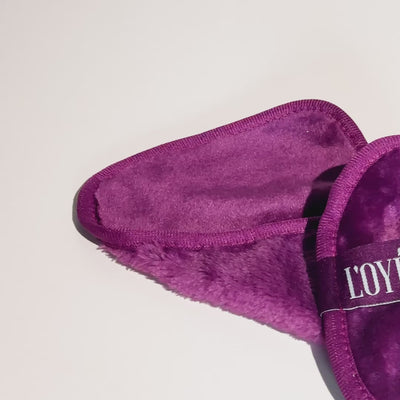 The Doekie van L'OYÉ Cosmetics is een doekje van hoge kwaliteit die speciaal gemaakt is voor het voorzichtig drogen van de brushes nadat je deze hebt gewassen. Strijk de brushes zachtjes over The Doekie om te voorkomen dat de haren beschadigen. Tip: The Doekie is ook zeer geschikt als gezichtsreiniging doekje. Gebruik het met een beetje make-up remover en water en maak je gezicht op een heel zachte manier schoon.