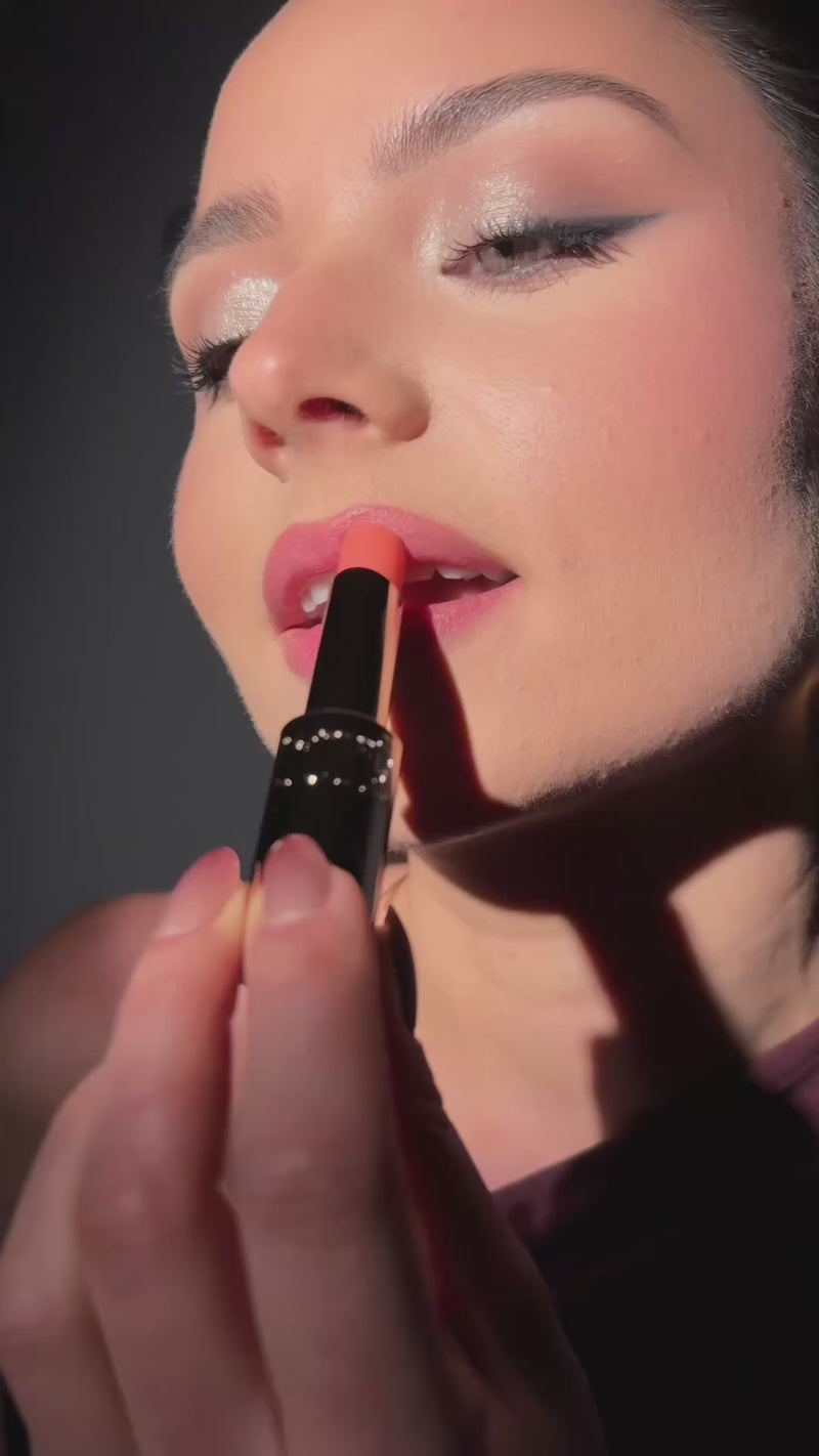 Maak kennis met Jamie, de hydraterende, glossy lipbalm met stijl en zachtheid. Deze sheer nude lipbalm past zich aan de pH waarde van jouw lippen aan waardoor het&nbsp;je natuurlijke lipkleur versterkt. 