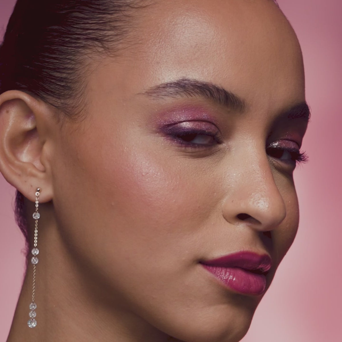 Video laden: <div class="metafield-rich_text_field"><p><strong>Kleuren:</strong> Sugar Rush, Cherry Kiss, Berry Thing, Bloom </p><p>Champagne-zilveren glitter en terracotta met gouden accenten ontmoeten mauve, met zachtroze taupe als basis. Sugar Kiss speelt met het contrast tussen koele schittering en warme aardetinten. De binnenkant begint lichtgevend en champagnekleurig, het midden krijgt warmte door terracotta en goud en de buitenkant bouwt op naar een rijke, pruimachtige mauve. Een gelaagde mix van Metallic, Sparkle en fluweelmatte diepte die bij iedere beweging verandert met het licht.</p></div>