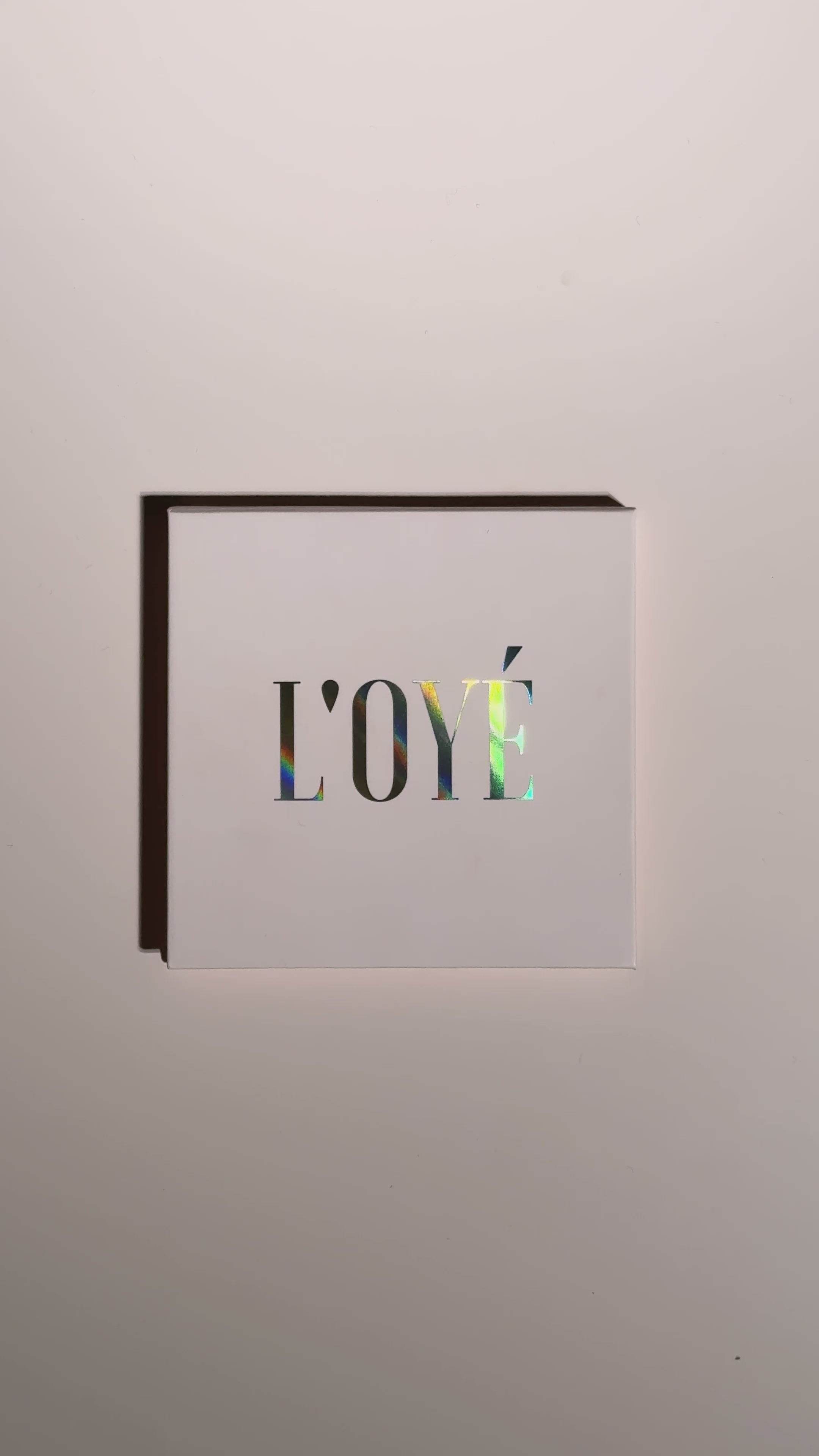 Video laden: De Eyeshadow Set Lovedrunk bestaat uit een Mini pallet met Pressed Eyeshadows in de kleuren: Cuddle me, Root Beer, Gin en Cacao.