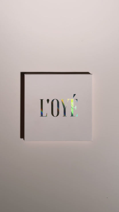 De Eyeshadow Set Lovedrunk bestaat uit een Mini pallet met Pressed Eyeshadows in de kleuren: Cuddle me, Root Beer, Gin en Cacao.