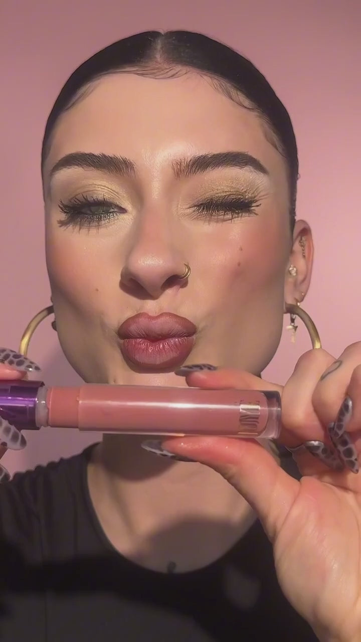Crave Hybrid Lip Polish Nude Obsession smelt direct op de lippen en combineert verzorging, glans en kleur in één. De formule voelt licht en comfortabel aan, geeft een spiegelende finish en laat de lippen zichtbaar voller ogen. Draag ‘m solo voor een frisse, juicy look of over je favoriete lipstick of balm voor extra dimensie en shine.