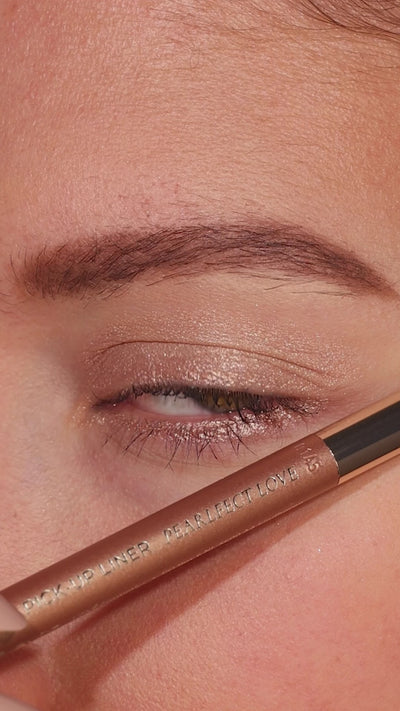 Metallic Pick up Liner van L'OYÉ Cosmetics is een waterproof oogpotlood. Dit in de kleur Pearlfact Love, bekijk ook de andere 28 kleuren.