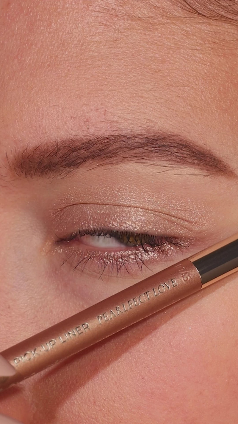Metallic Pick up Liner van L'OYÉ Cosmetics is een waterproof oogpotlood. Dit in de kleur Pearlfact Love, bekijk ook de andere 28 kleuren.