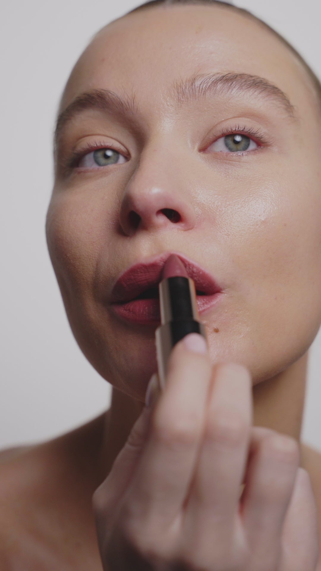 Video laden: L'OYÉ Cosmetics Dewy Dream Lipstick Endless