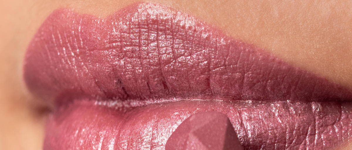 Load video: <div class="metafield-rich_text_field"><p>Een mix van lichtreflecterende parels in verschillende formaten geeft de kleur zijn kenmerkende multidimensionale finish. Geen grove glitter, maar een verfijnde glow die met het licht mee verandert.</p><p><strong>Kies jouw favoriete kleur:</strong></p><p>Cranberry Ice, Iced Ruby</p></div>