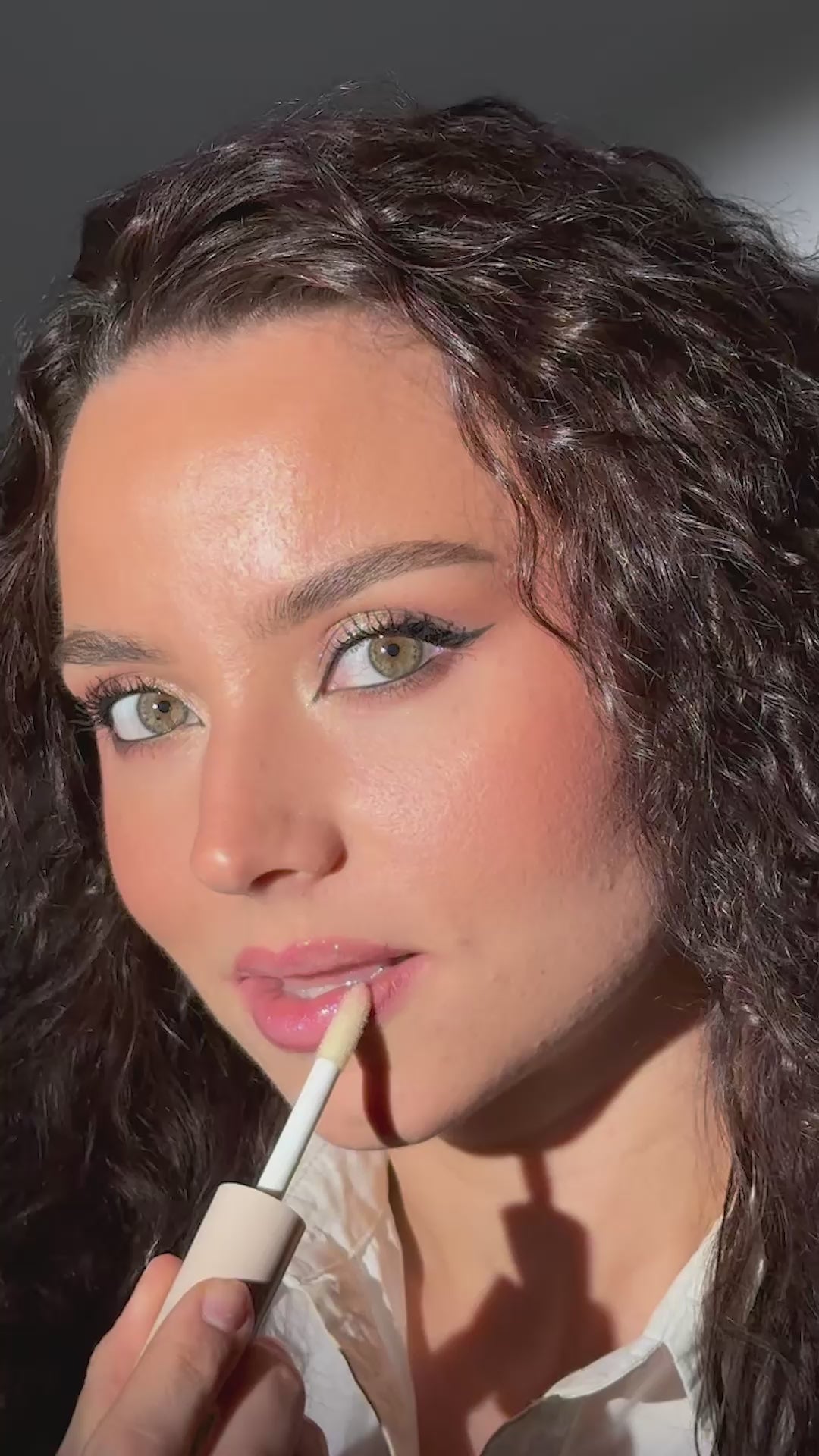 Video laden: Door Stellar Drip Gloss over lipstick aan te brengen, krijgt elke kleur extra diepte en een luxe glossy finish. In combinatie met een lipliner ontstaat een gedefinieerde, vollere liplook met maximale shine.