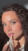 Door Stellar Drip Gloss over lipstick aan te brengen, krijgt elke kleur extra diepte en een luxe glossy finish. In combinatie met een lipliner ontstaat een gedefinieerde, vollere liplook met maximale shine.