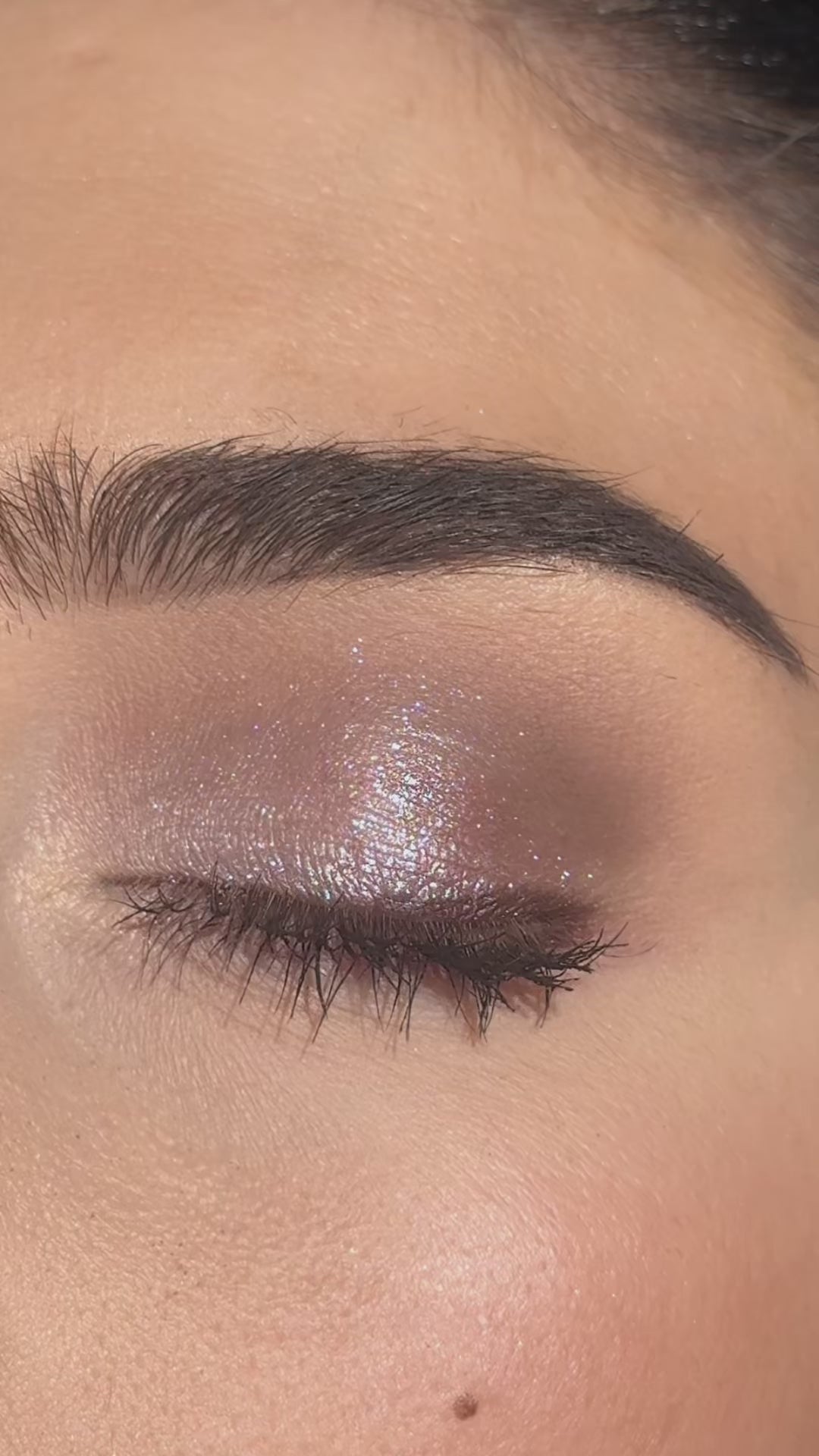 Video laden: De Glittery Treats Bundle van L'OYÉ Cosmetics draait om glittery finishes en onweerstaanbare treats voor je oogmake-up collectie.